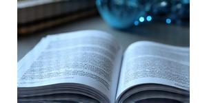 Image d'une publication scientifique ouverte sur un bureau