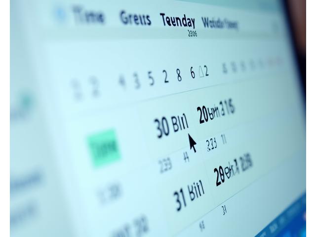 Interface d'un calendrier en ligne affichant des disponibilités pour des rendez-vous médicaux, avec des options de sélection de l'expert, symbolisant la facilité de prise de rendez-vous.