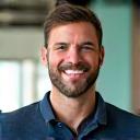 Portrait souriant de Thomas Martin, coach sportif.